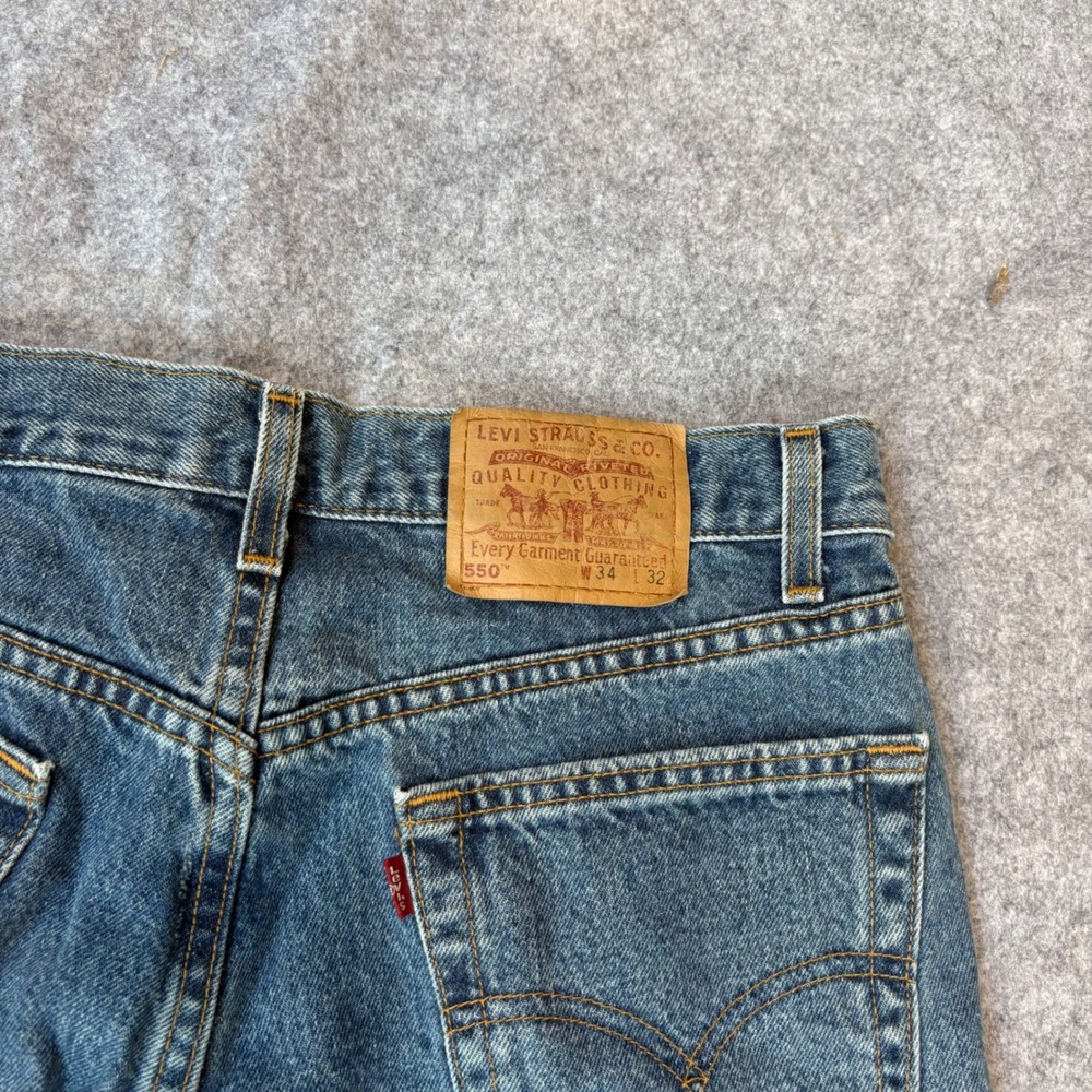Vintage Levis 550 Relaxed Fit Tapered Leg Jeans Blue Denim 34x32 Mens 90s Style